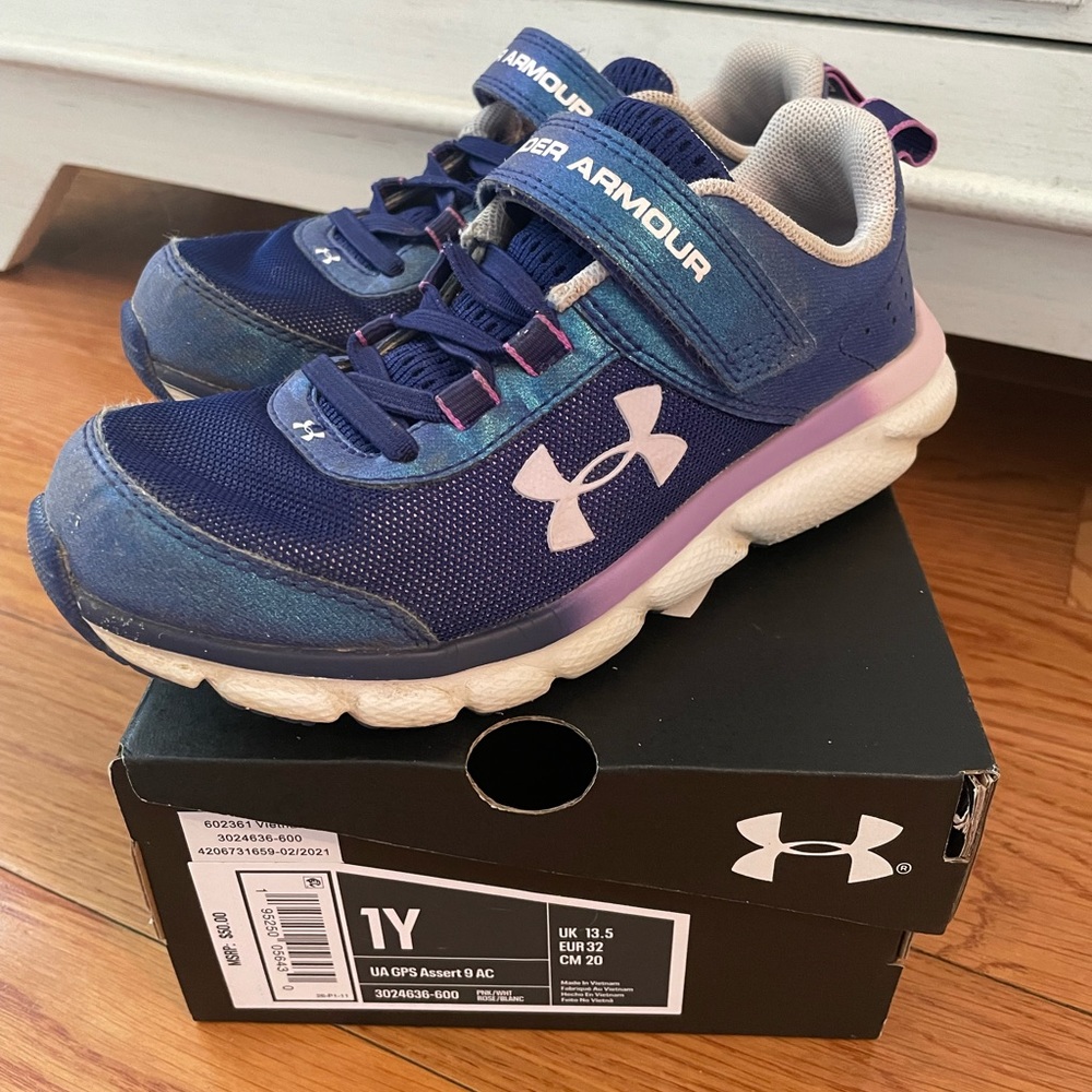 Girls size 1 Under Armour sneakers GUC